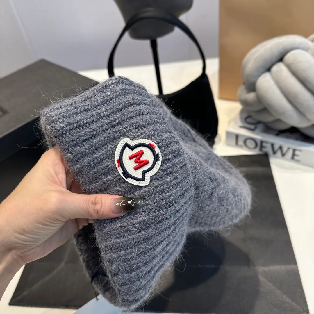 P90 high version Moncler Moncler 💥 Official website classic knitted hat, replica of the original. Very soft and skin-friendly, very elastic 💓 Textured and very versatile style ~ Warm cashmere woolen hat, one size fits all and elastic ~ Unisex, can be worn by any head size. Super quality, highly recommended