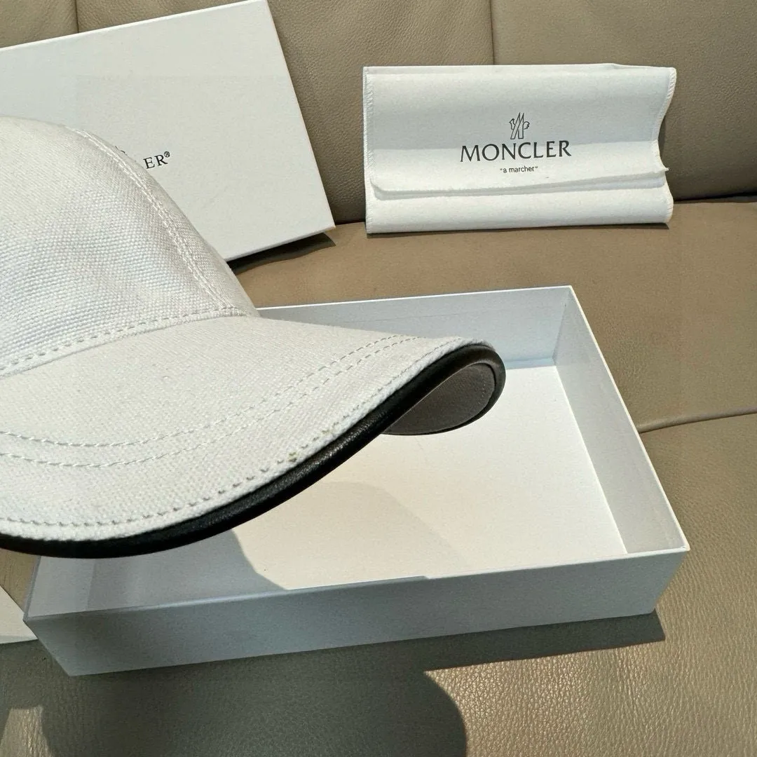 p90., Moncler muzzle classic original baseball cap, classic and popular style, 1:1 mold opening and customization at the counter, original canvas fabric + first layer of cowhide, pure cotton lining, light and breathable! The quality is great, the basic head circumference is 56cm, and the patch is adjustable.