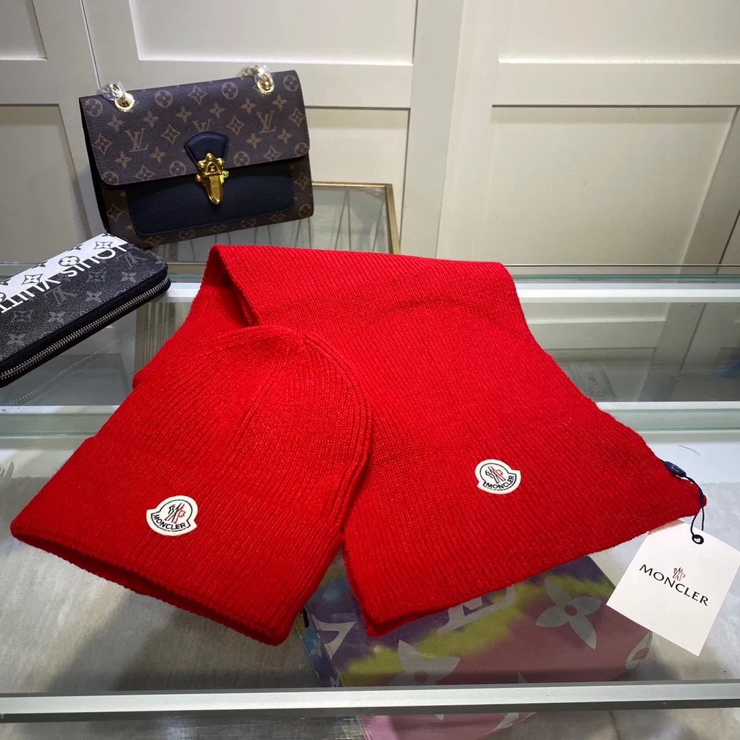 P170 MONCLER classic suit hat! Hat ➕Scarf! Cashmere and Rabbit Velvet Quality! It's warm and super comfortable~A great tool for young ladies to reduce their age in winter~This winter, all you need is a set of hats~It's warm and fashionable! Unisex model! Can be made as a couple model! Complete range of anti-counterfeiting labels and elevators! Many styles, welcome to choose!!
