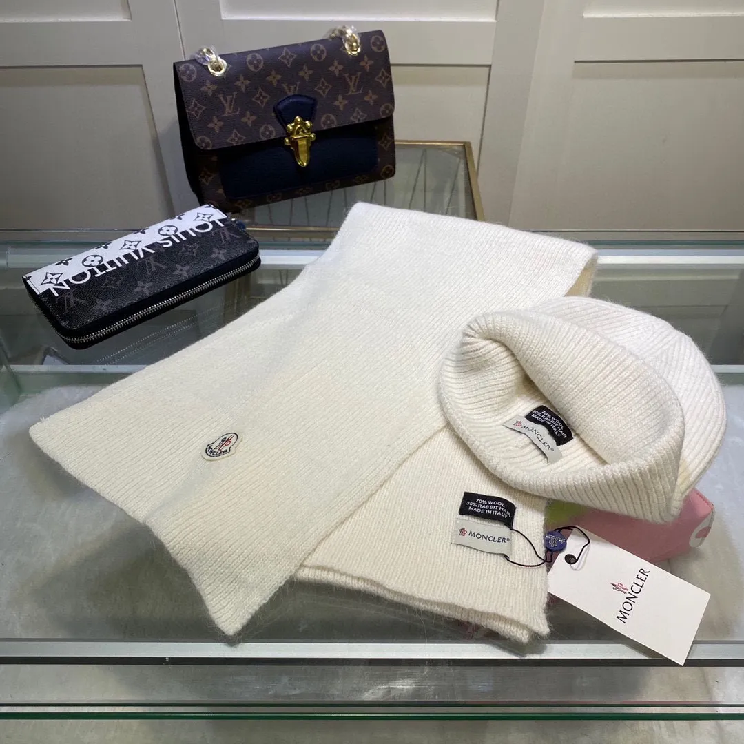 P170 MONCLER classic suit hat! Hat ➕Scarf! Cashmere and Rabbit Velvet Quality! It's warm and super comfortable~A great tool for young ladies to reduce their age in winter~This winter, all you need is a set of hats~It's warm and fashionable! Unisex model! Can be made as a couple model! Complete range of anti-counterfeiting labels and elevators! Many styles, welcome to choose!!