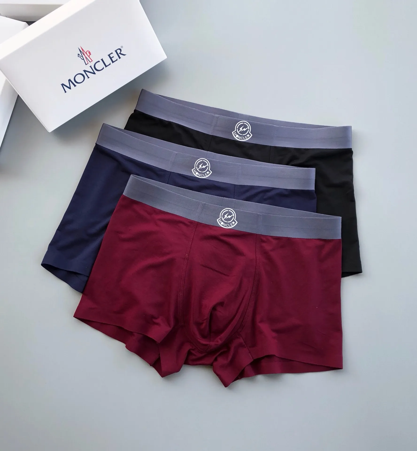 🉐360MONCLER high quality! Fashionable and classic premium men's underwear! Foreign trade overseas orders, original order quality, seamless cutting technology, scientifically matched 91% modal + 9% spandex, silky, breathable and comfortable! Stylish! Not tight at all. Designed according to ergonomics to highlight the sexy charm of men. Super easy to wear. 3 pairs in a box, L-XXXL, up to size 38 (Note: Underwear and socks are non-returnable and non-exchangeable)