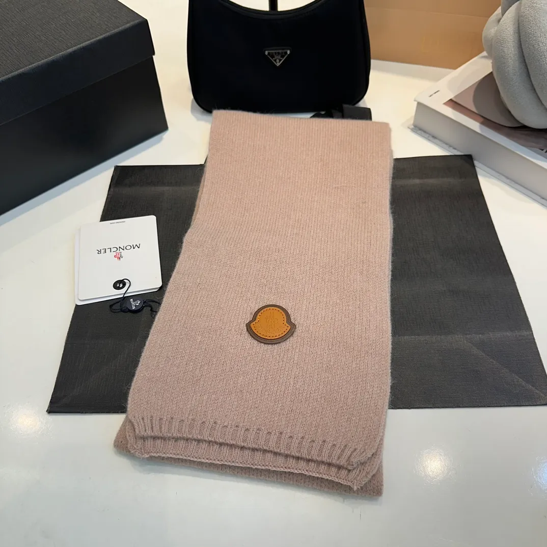 P110 Moncler wool knitted three-piece set, gloves + hat + scarf set ❄️ Wool knitted, super cute with cashmere scarf, a must-have for autumn and winter