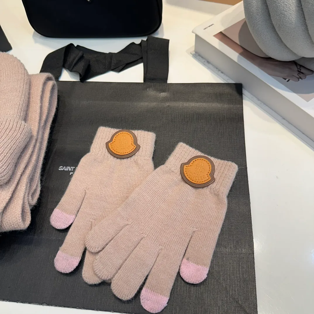 P110 Moncler wool knitted three-piece set, gloves + hat + scarf set ❄️ Wool knitted, super cute with cashmere scarf, a must-have for autumn and winter
