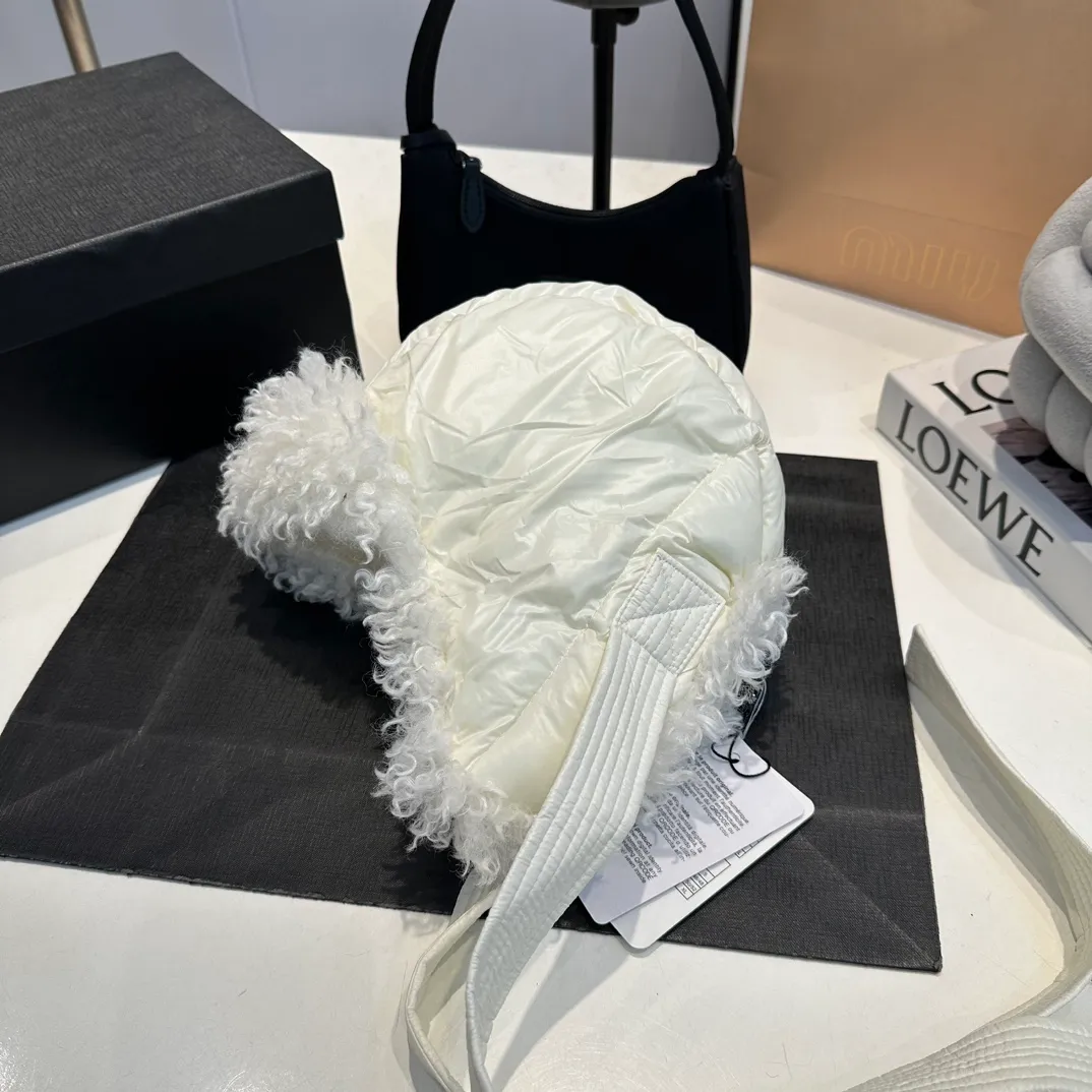 P80 Moncler Muzzle Lei Feng Hat is super warm. This teddy bear jacket is made of high-end blended lamb wool fabric. It feels really good and super soft. The plush material and goose down filling make it visually warm and full of security. This is a must-have lamb down cotton hat for autumn and winter.