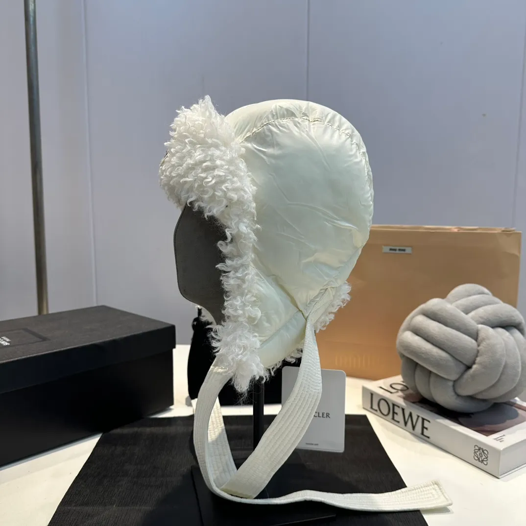 P80 Moncler Muzzle Lei Feng Hat is super warm. This teddy bear jacket is made of high-end blended lamb wool fabric. It feels really good and super soft. The plush material and goose down filling make it visually warm and full of security. This is a must-have lamb down cotton hat for autumn and winter.