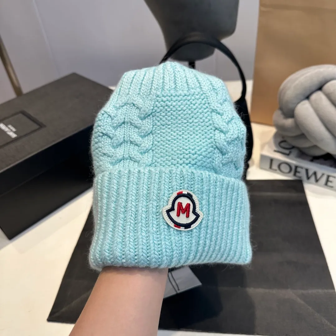 P90 high version Moncler Moncler 💥 Official website classic knitted hat, replica of the original. Very soft and skin-friendly, very elastic 💓 Textured and very versatile style ~ Warm cashmere woolen hat, one size fits all and elastic ~ Unisex, can be worn by any head size. Super quality, highly recommended