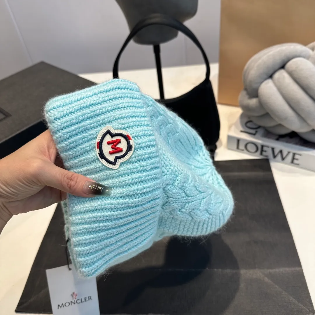 P90 high version Moncler Moncler 💥 Official website classic knitted hat, replica of the original. Very soft and skin-friendly, very elastic 💓 Textured and very versatile style ~ Warm cashmere woolen hat, one size fits all and elastic ~ Unisex, can be worn by any head size. Super quality, highly recommended