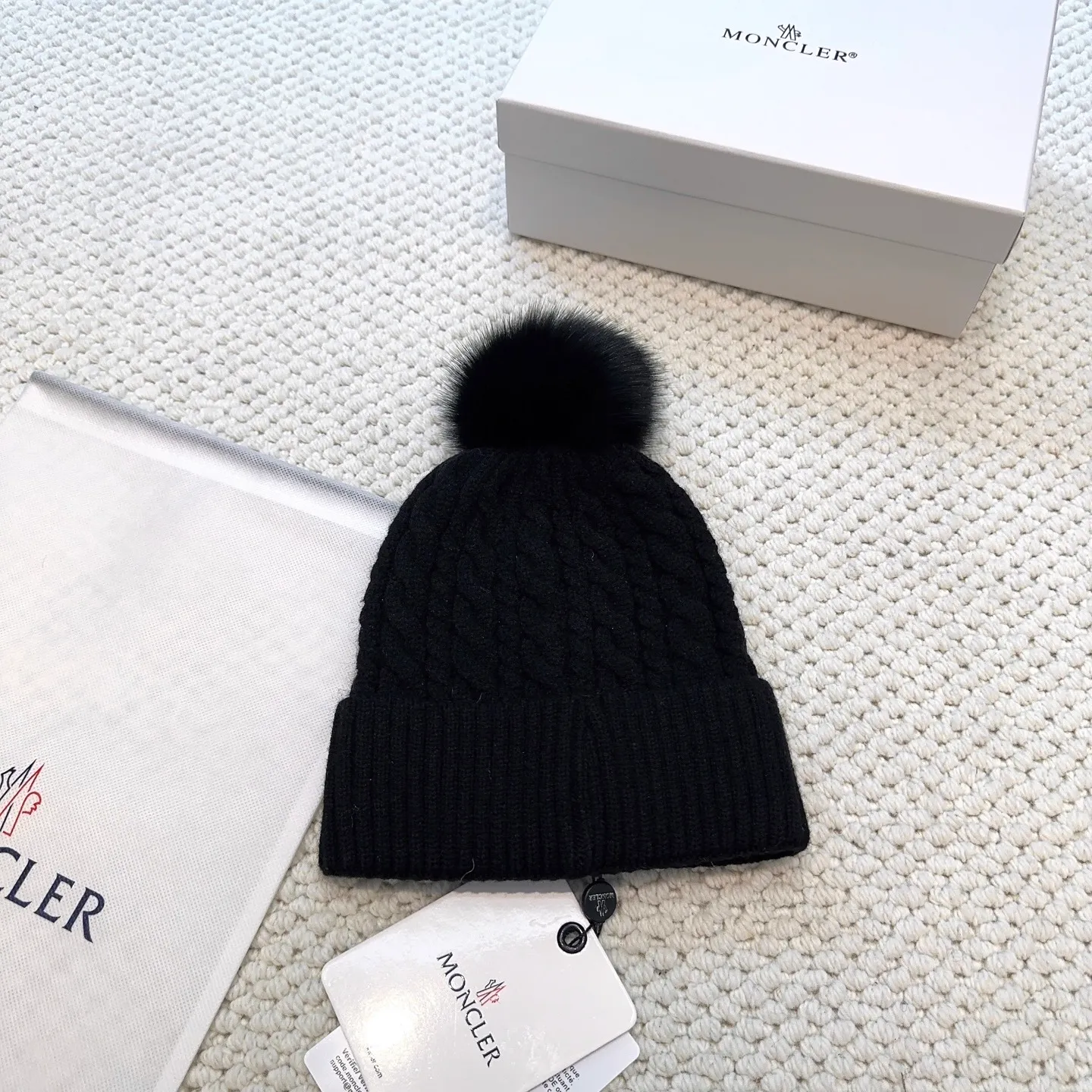P100 with dust bag, high version Moncler Moncler 💥Official website classic knitted hat, replica of the original. Very soft and skin-friendly, very elastic 💓 Textured and very versatile style ~ Warm cashmere woolen hat, one size fits all and elastic ~ Unisex, can be worn by any head size. Super quality, highly recommended