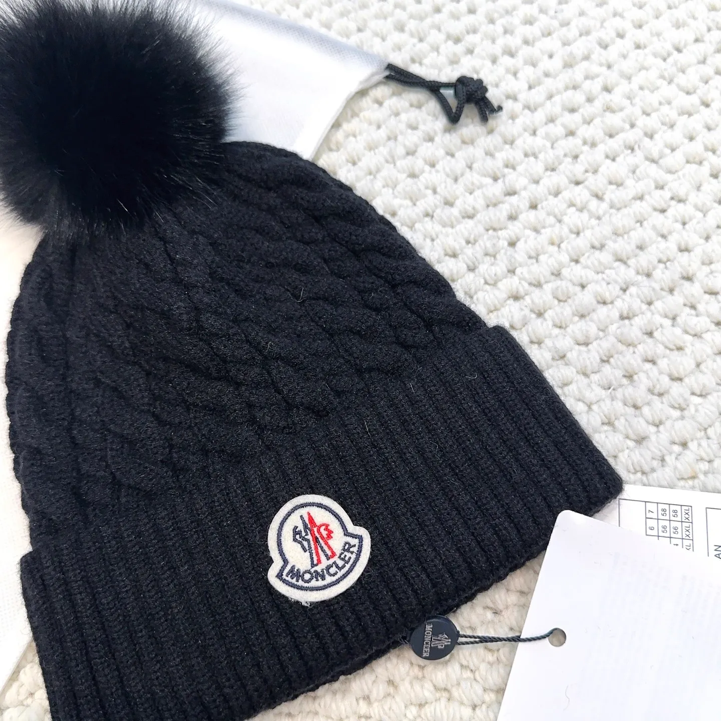 P100 with dust bag, high version Moncler Moncler 💥Official website classic knitted hat, replica of the original. Very soft and skin-friendly, very elastic 💓 Textured and very versatile style ~ Warm cashmere woolen hat, one size fits all and elastic ~ Unisex, can be worn by any head size. Super quality, highly recommended