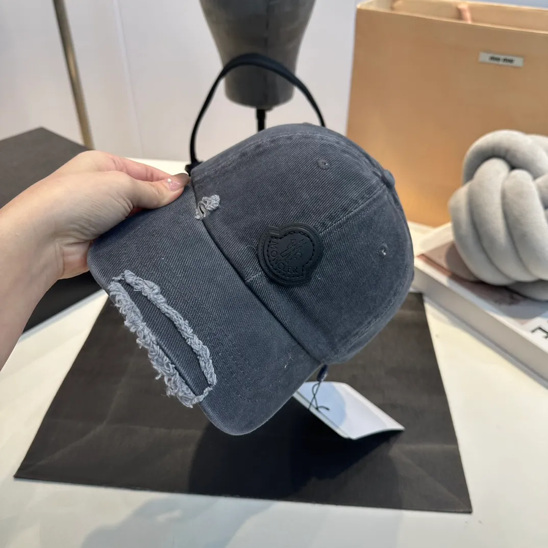 P60 MONCLER autumn and winter ripped baseball cap, suitable for young and fashionable people. It has a strong visual effect, good-looking and high-quality!