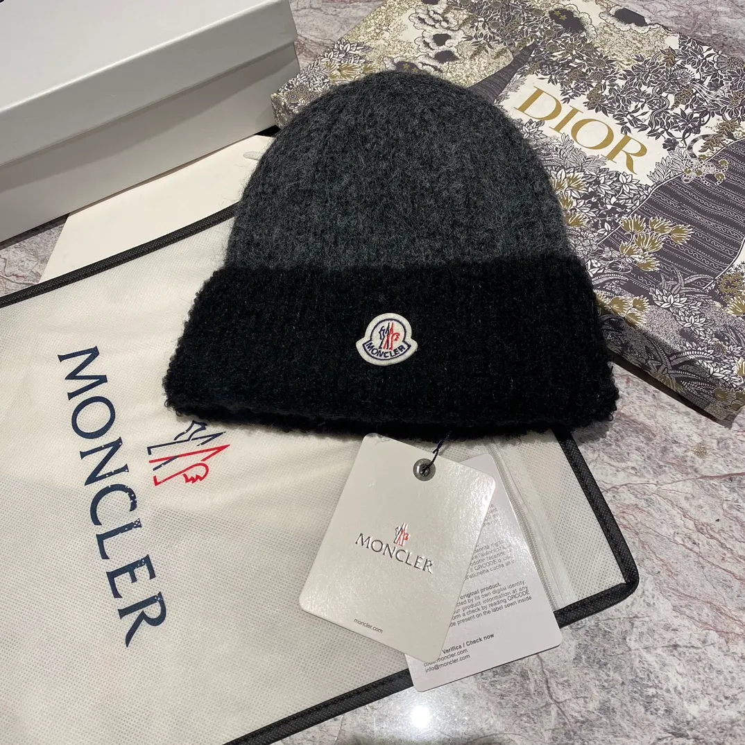 Inquiry with pictures! Moncler Mouth Covered Concubine Series Color Block Wool Hat, High-end and Attractive Style