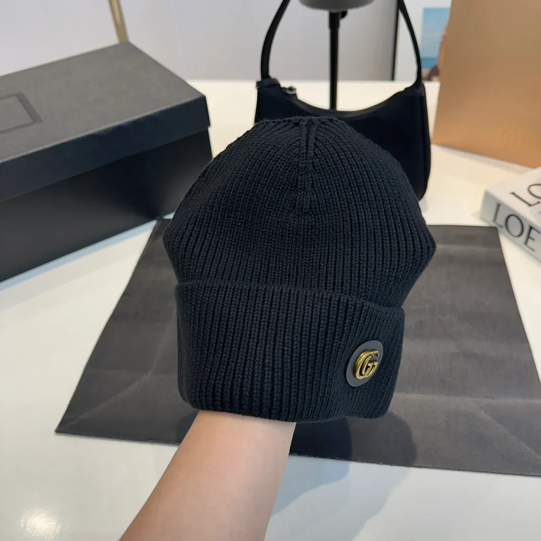 P56 GUCCI Autumn and Winter This series of soft accessories has elegant colors and cleverly incorporates collection elements. Crafted in camel, this hat is crafted from ribbed-knit wool and cashmere-blend. The oval Double G leather patch adds a subtle logo connotation to the entire design. Genuinely textured knit wool and cashmere blend Gold-tone hardware Oval Double G leather patch