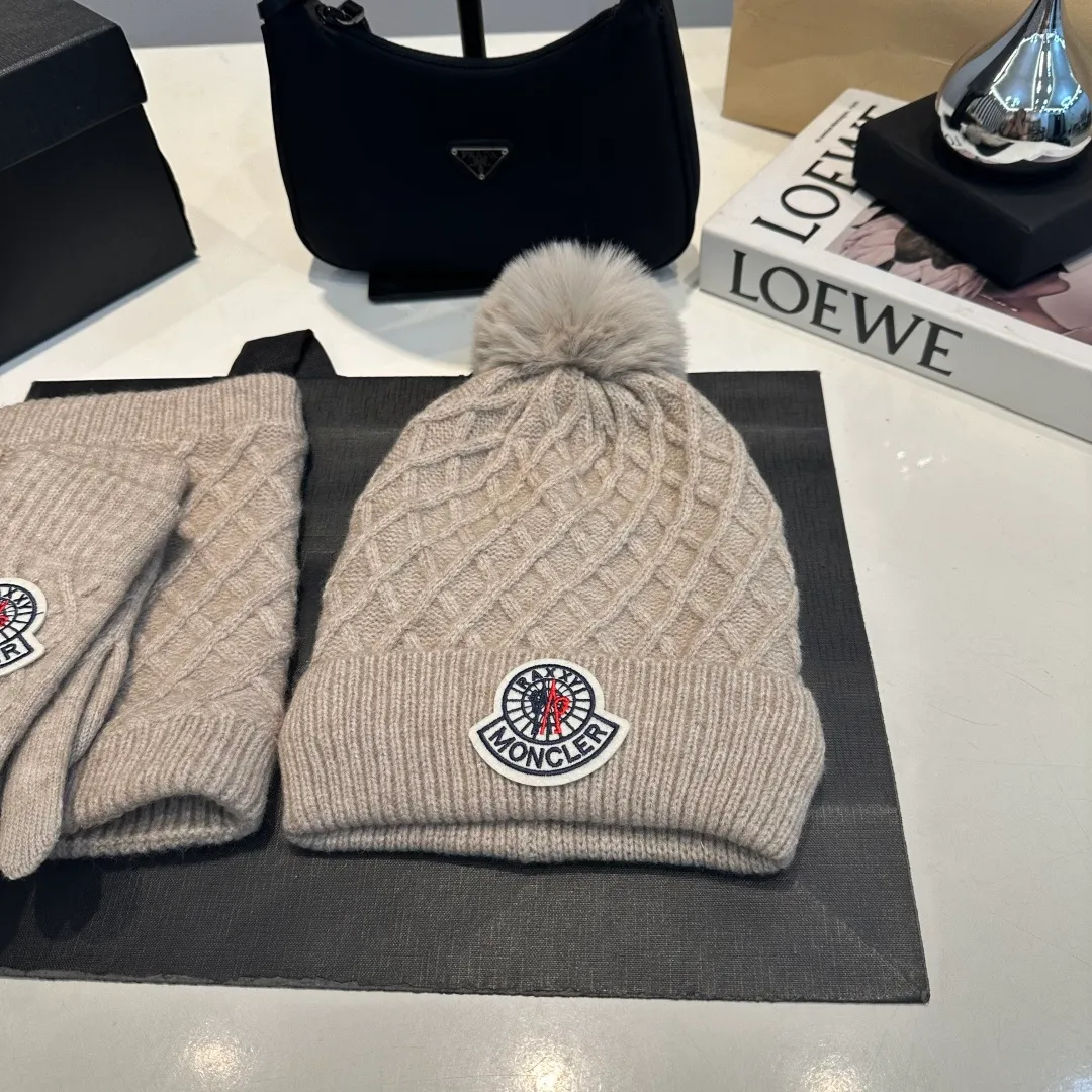P160 Moncler muzzle suit 2025 autumn and winter style cuffed wool knitted beanie + scarf + gloves High quality customization! This must be my favorite of minimalism. It is clean, neat, fashionable and versatile, and will definitely not be picky about your face shape! A fashionable classic that lasts forever!
