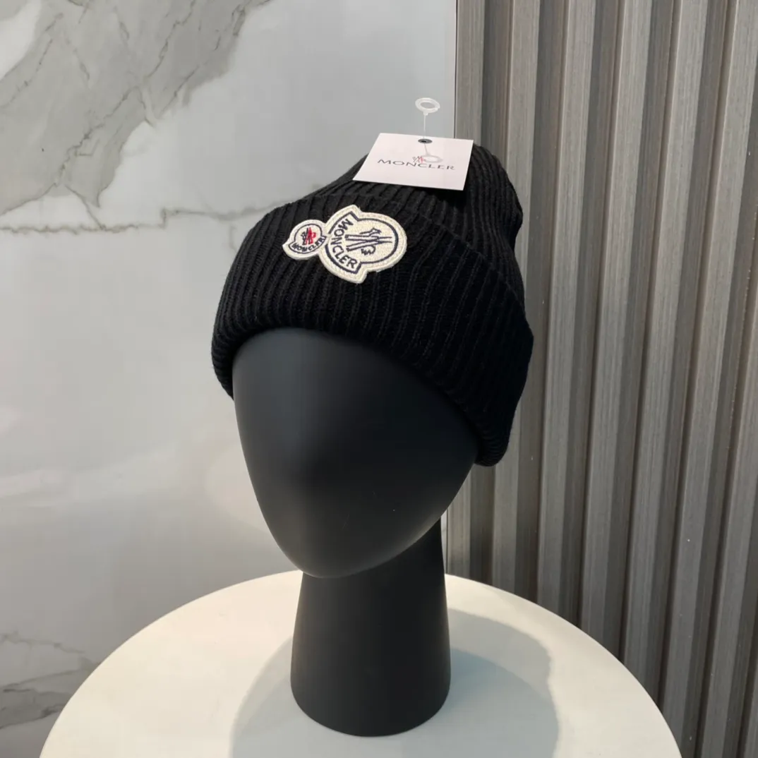P66 comes with a dust bag for Moncler💥Official classic knitted hat, replica of the original. Very soft and skin-friendly, very elastic💓Texy and very versatile style~ Warm cashmere woolen hat, one size fits all and elastic~ Unisex, can be worn by any head size. Excellent quality, highly recommended