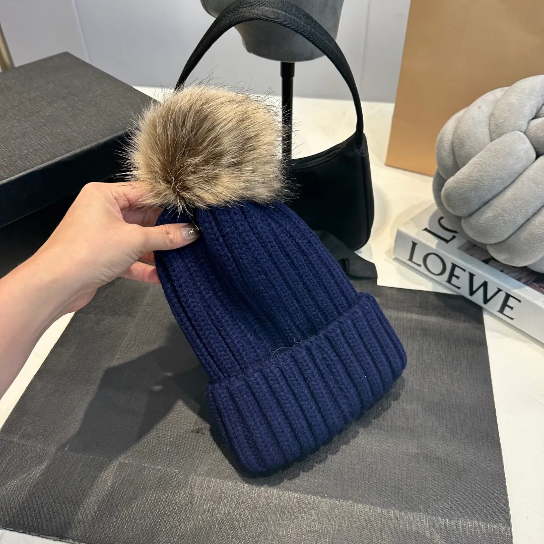 P50 high version Moncler Moncler 💥 Official website classic knitted hat, replica of the original. Very soft and skin-friendly, very elastic 💓 Textured and very versatile style ~ Warm cashmere woolen hat, one size fits all and elastic ~ Unisex, can be worn by any head size. Super quality, highly recommended