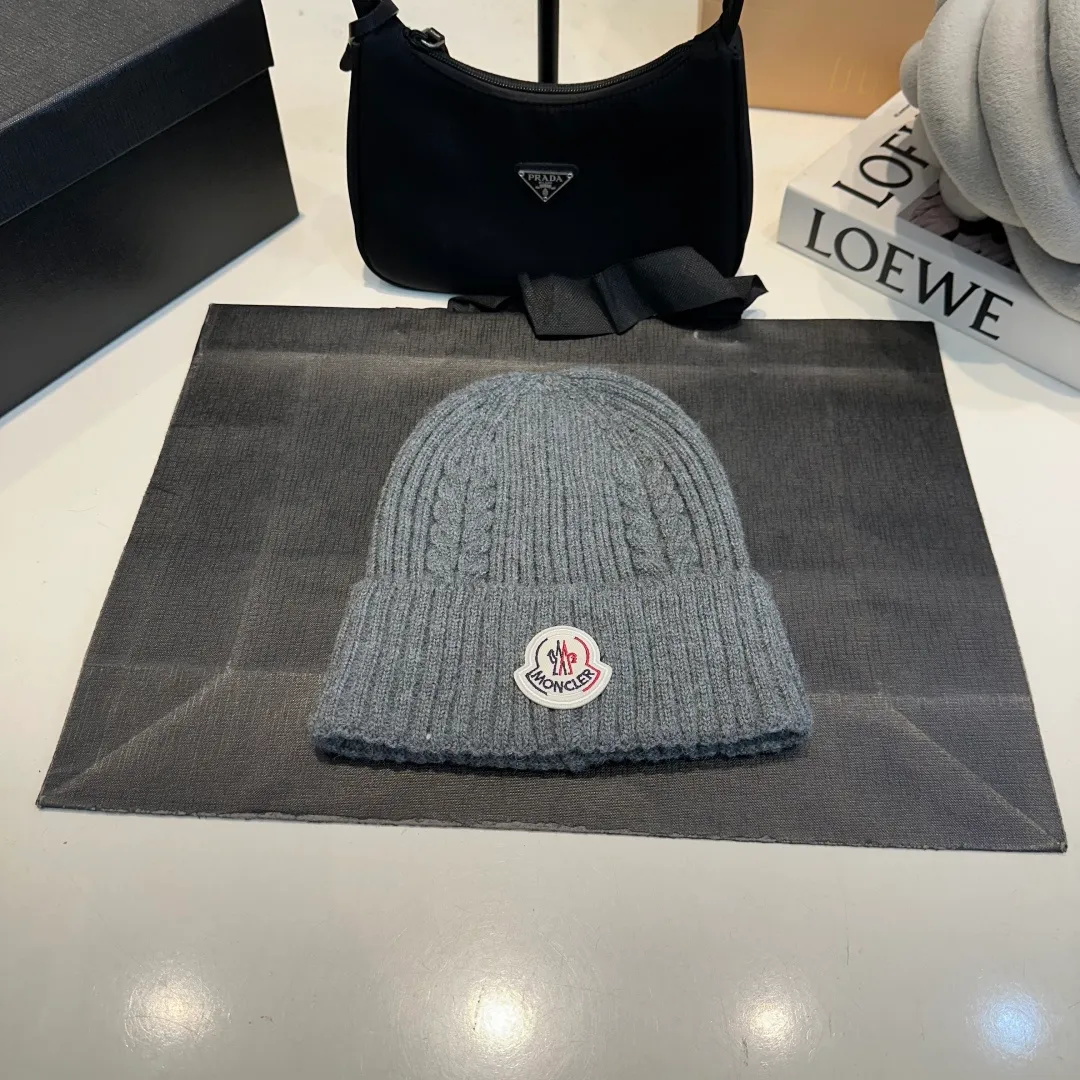 P56 high version Moncler Moncler 💥 Official website classic knitted hat, replica of the original. Very soft and skin-friendly, very elastic 💓 Textured and very versatile style ~ Warm cashmere woolen hat, one size fits all and elastic ~ Unisex, can be worn by any head size. Super quality, highly recommended