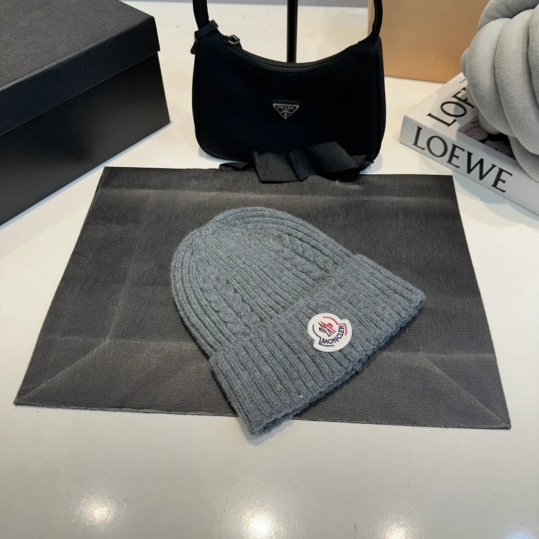 P56 high version Moncler Moncler 💥 Official website classic knitted hat, replica of the original. Very soft and skin-friendly, very elastic 💓 Textured and very versatile style ~ Warm cashmere woolen hat, one size fits all and elastic ~ Unisex, can be worn by any head size. Super quality, highly recommended