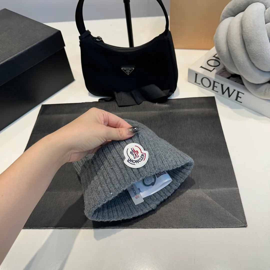 P56 high version Moncler Moncler 💥 Official website classic knitted hat, replica of the original. Very soft and skin-friendly, very elastic 💓 Textured and very versatile style ~ Warm cashmere woolen hat, one size fits all and elastic ~ Unisex, can be worn by any head size. Super quality, highly recommended