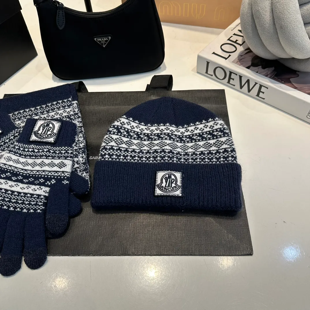 P170 Moncler Moncler 💥 Mouth three-piece set, gloves, hat, scarf, original replica. Very soft and skin-friendly, very elastic 💓 Textured and very versatile style ~ Warm, one-size-fits-all and elastic ~ Unisex, can be worn by any head size. Super quality, highly recommended