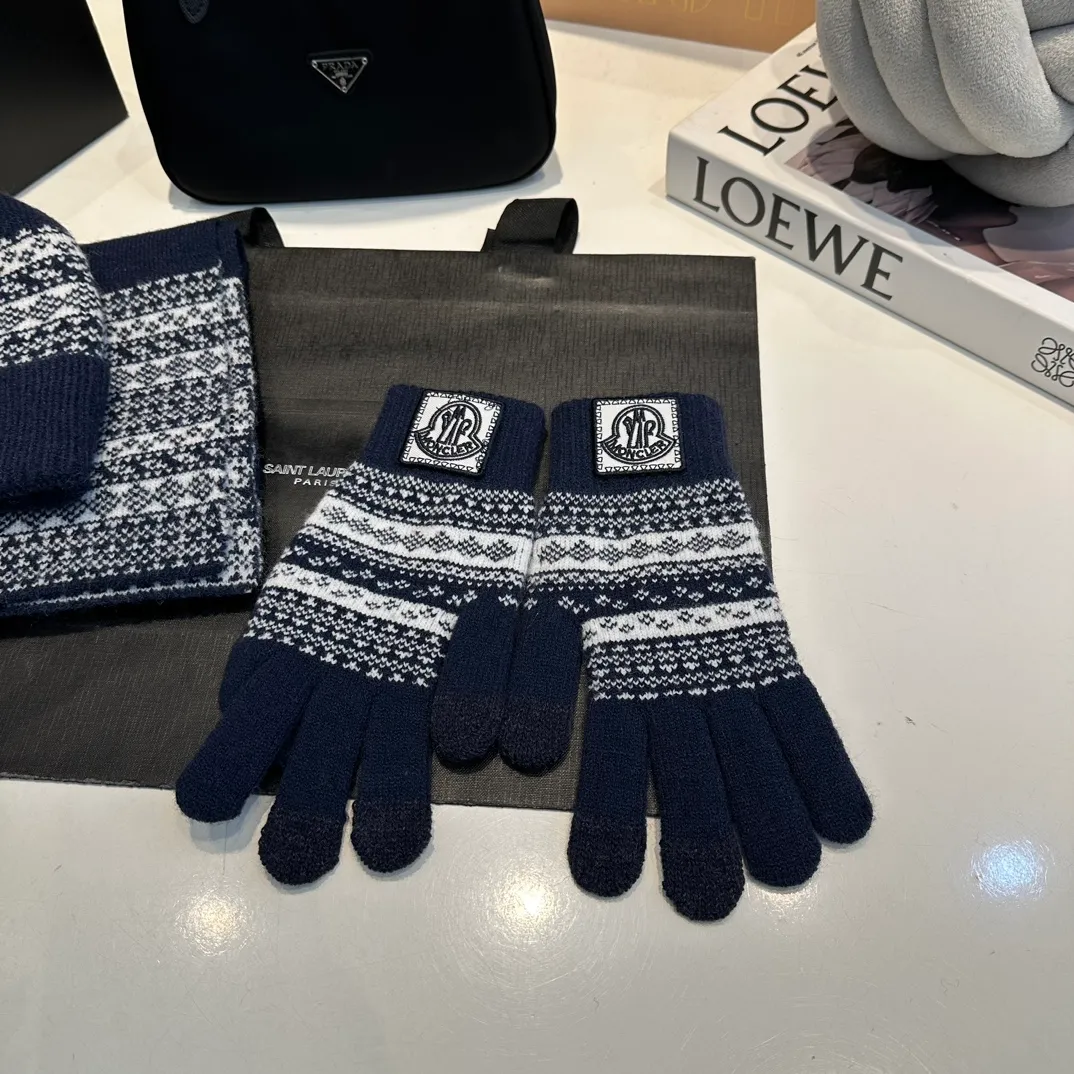 P170 Moncler Moncler 💥 Mouth three-piece set, gloves, hat, scarf, original replica. Very soft and skin-friendly, very elastic 💓 Textured and very versatile style ~ Warm, one-size-fits-all and elastic ~ Unisex, can be worn by any head size. Super quality, highly recommended