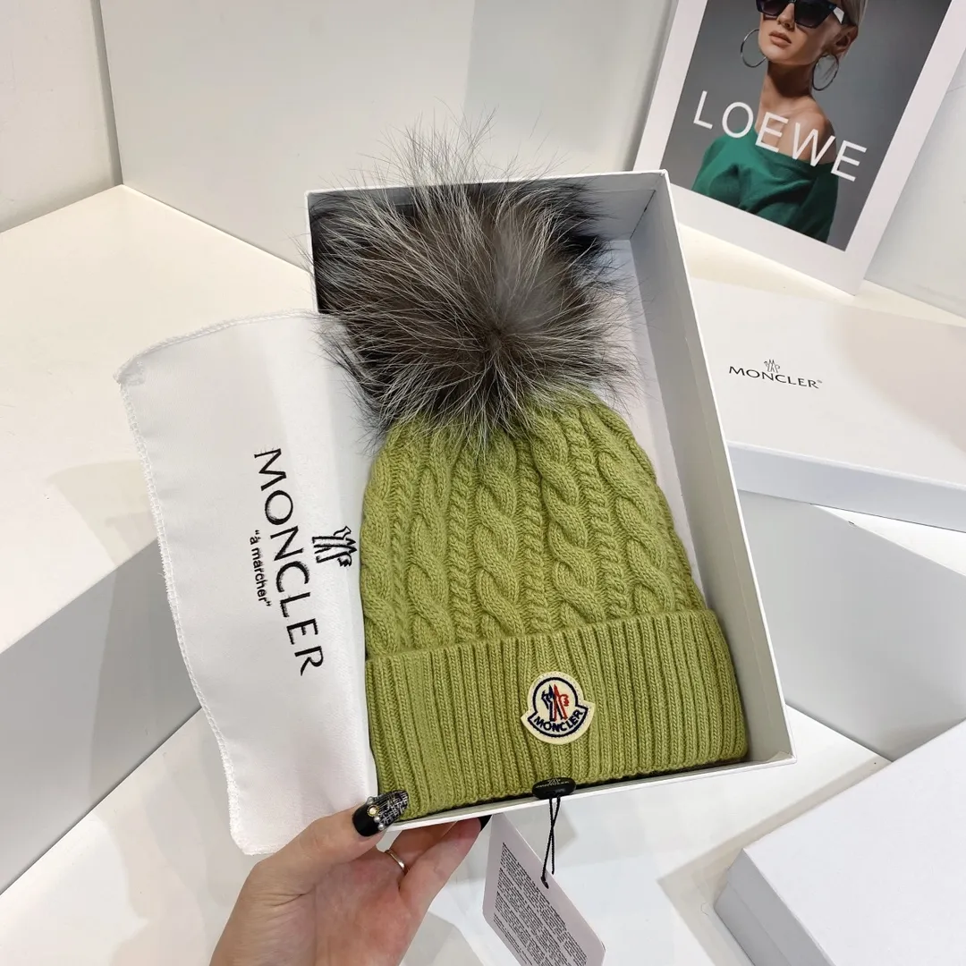 Wholesale price: 130 Moncler 21 Autumn and Winter women's wool knitted warm knitted hat with cashmere soft and waxy texture, authentic quality to enjoy! Extra large fox fur ball 1:1 customized, original mark! High quality in stock!