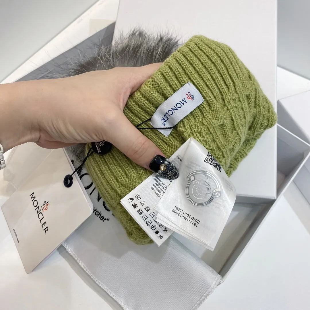 Wholesale price: 130 Moncler 21 Autumn and Winter women's wool knitted warm knitted hat with cashmere soft and waxy texture, authentic quality to enjoy! Extra large fox fur ball 1:1 customized, original mark! High quality in stock!