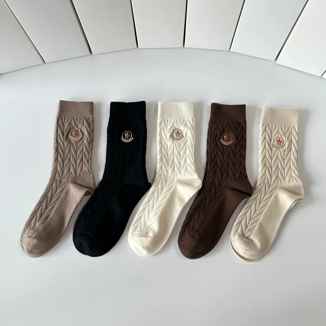 Special P100💛 Comes with counter packaging MONCLER’s latest cashmere embroidered mid-length pile socks! Five pairs in a box, synchronized tube socks at the counter, 💛 big brands are out, a must-have for fashionistas 🔥 super easy to match