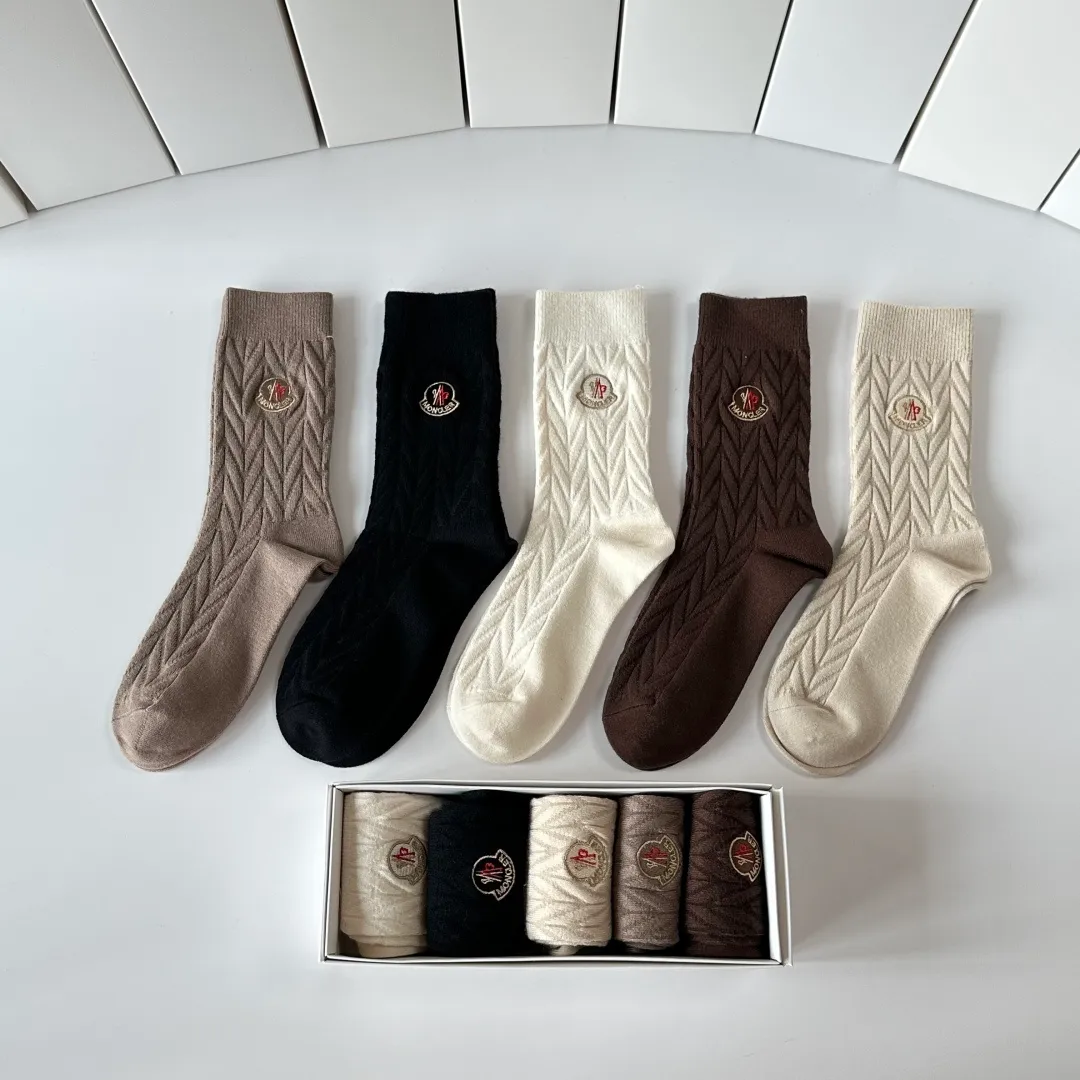 Special P100💛 Comes with counter packaging MONCLER’s latest cashmere embroidered mid-length pile socks! Five pairs in a box, synchronized tube socks at the counter, 💛 big brands are out, a must-have for fashionistas 🔥 super easy to match