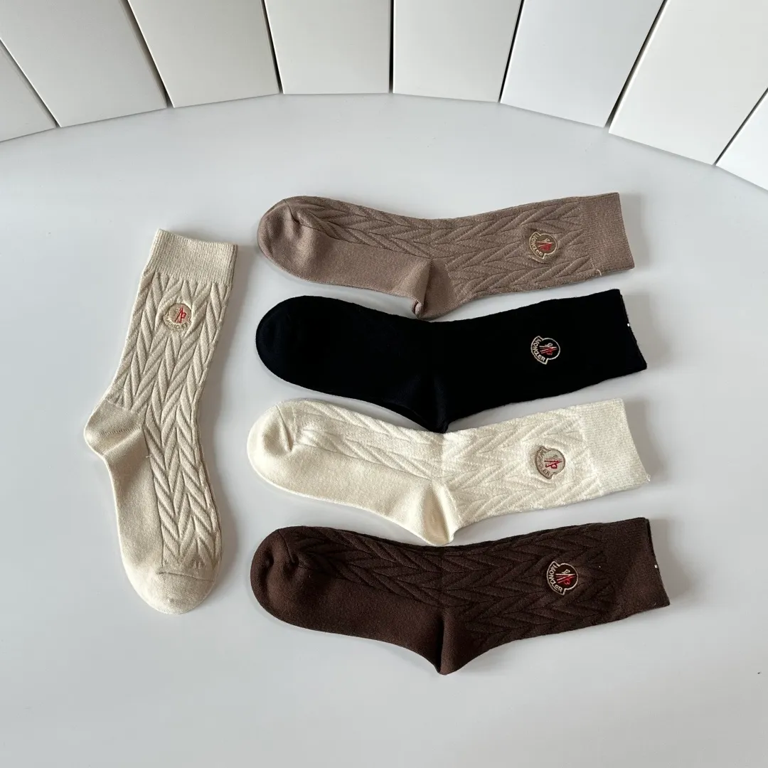 Special P100💛 Comes with counter packaging MONCLER’s latest cashmere embroidered mid-length pile socks! Five pairs in a box, synchronized tube socks at the counter, 💛 big brands are out, a must-have for fashionistas 🔥 super easy to match
