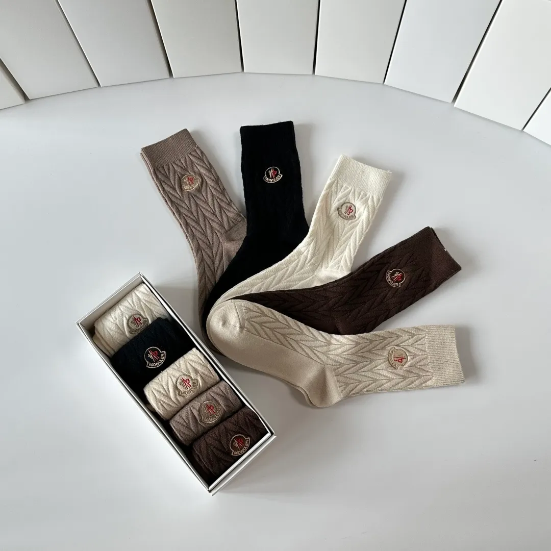Special P100💛 Comes with counter packaging MONCLER’s latest cashmere embroidered mid-length pile socks! Five pairs in a box, synchronized tube socks at the counter, 💛 big brands are out, a must-have for fashionistas 🔥 super easy to match