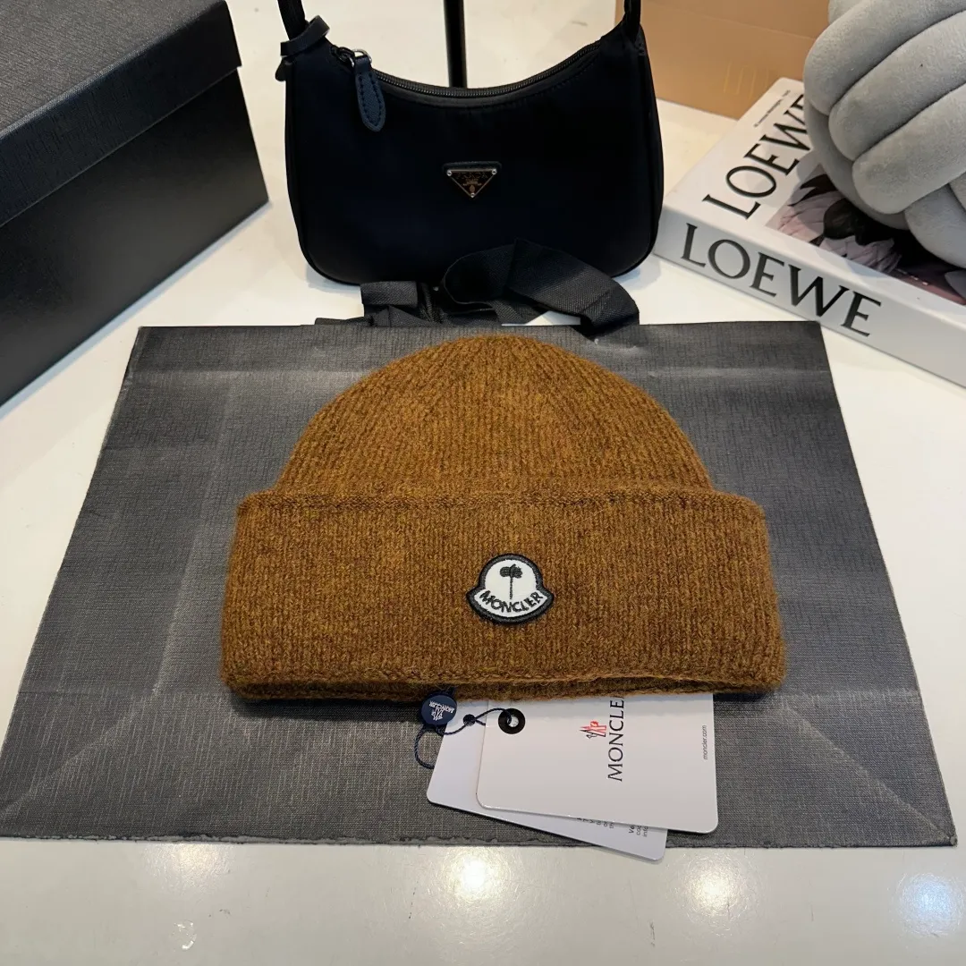 P70 MONCLER muffled knitted beanie, good quality, high-end and elegant, super popular 💖The texture is great, it’s great to match when out on the street! Fashion trends! A must-have item for winter, the same style for men and women, get it now!