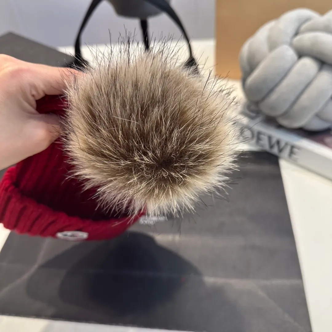 P50 high version Moncler Moncler 💥 Official website classic knitted hat, replica of the original. Very soft and skin-friendly, very elastic 💓 Textured and very versatile style ~ Warm cashmere woolen hat, one size fits all and elastic ~ Unisex, can be worn by any head size. Super quality, highly recommended
