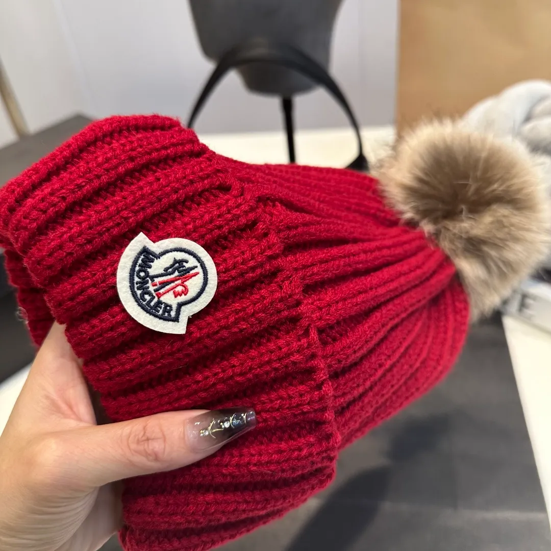 P50 high version Moncler Moncler 💥 Official website classic knitted hat, replica of the original. Very soft and skin-friendly, very elastic 💓 Textured and very versatile style ~ Warm cashmere woolen hat, one size fits all and elastic ~ Unisex, can be worn by any head size. Super quality, highly recommended