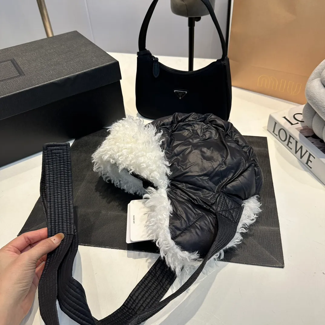 P80 Moncler Muzzle Lei Feng Hat is super warm. This teddy bear jacket is made of high-end blended lamb wool fabric. It feels really good and super soft. The plush material and goose down filling make it visually warm and full of security. This is a must-have lamb down cotton hat for autumn and winter.