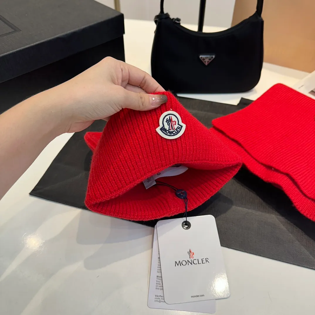 P160 Moncler muzzle suit autumn and winter style cuffed wool knitted beanie High quality customization! This must be my favorite of minimalism. It is clean, neat, fashionable and versatile, and will definitely not be picky about your face shape! A fashionable classic that lasts forever! Both men and women are welcome!