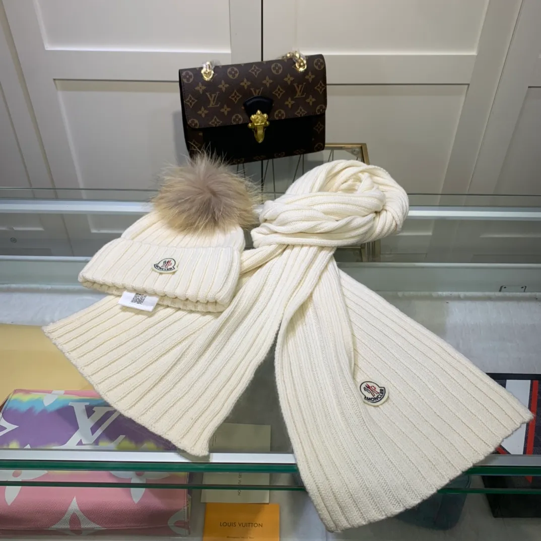 P240 [Wool suit hat] MONCLER classic suit hat! Hat ➕Scarf! It's warm and super comfortable~A great tool for young ladies to reduce their age in winter~This winter, all you need is a set of hats~It's warm and fashionable! Unisex model! Can be made as a couple model! Complete range of anti-counterfeiting labels and elevators! Many styles, welcome to choose!!