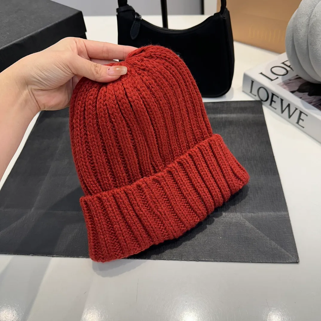 P60 Moncler 💥 Official website classic knitted hat, replica of the original. Very soft and skin-friendly, very elastic 💓 Textured and very versatile style ~ Warm cashmere woolen hat, one size fits all and elastic ~ Unisex, can be worn by any head size. Super quality, highly recommended