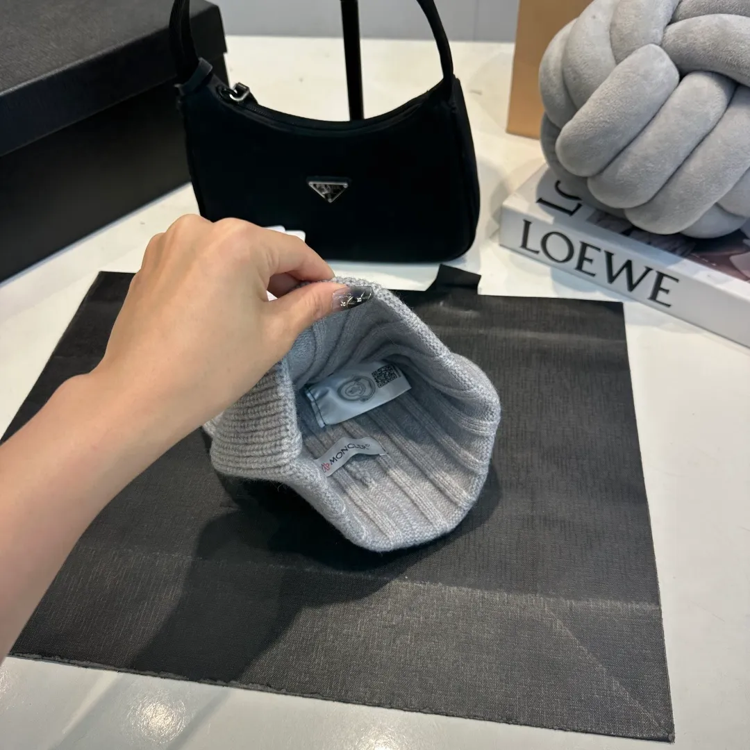 P50 Moncler 2025 early autumn and winter classic knitted hat, original replica. Very soft and skin-friendly, very elastic 💓 Textured and very versatile style ~ Warm cashmere woolen hat, one size fits all and elastic ~ Unisex, can be worn by any head circumference. Super good quality, highly recommended