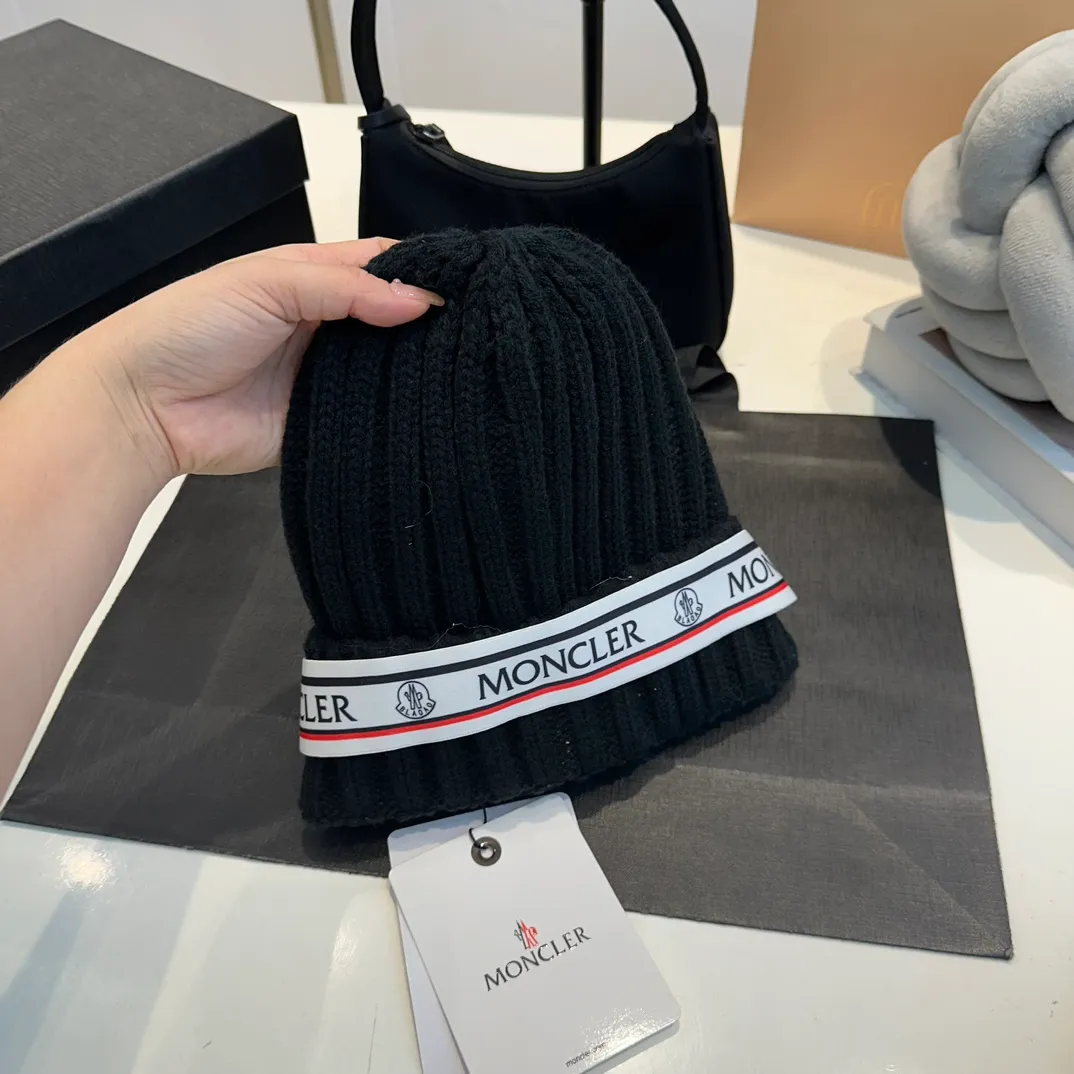 P70 Moncler Mouth Mouth, the latest model from the official website 🆕 Thick knitted beanie for autumn and winter. The knitted hat is a must-have for winter wear®️. It not only has the function of preventing cold, but also serves as a match to enhance the winter atmosphere. At the same time, thick knitted beanie is also very friendly to friends with big heads!