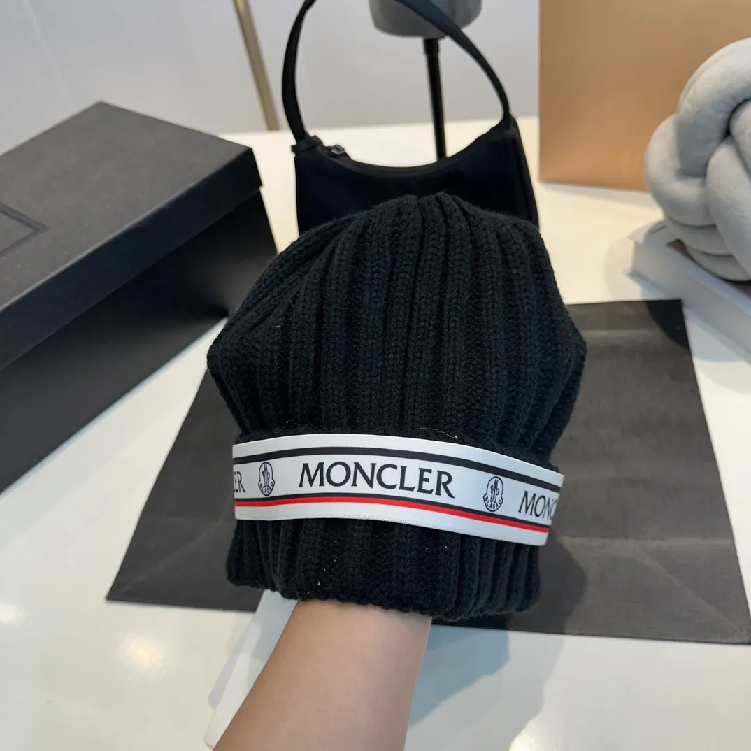P70 Moncler Mouth Mouth, the latest model from the official website 🆕 Thick knitted beanie for autumn and winter. The knitted hat is a must-have for winter wear®️. It not only has the function of preventing cold, but also serves as a match to enhance the winter atmosphere. At the same time, thick knitted beanie is also very friendly to friends with big heads!