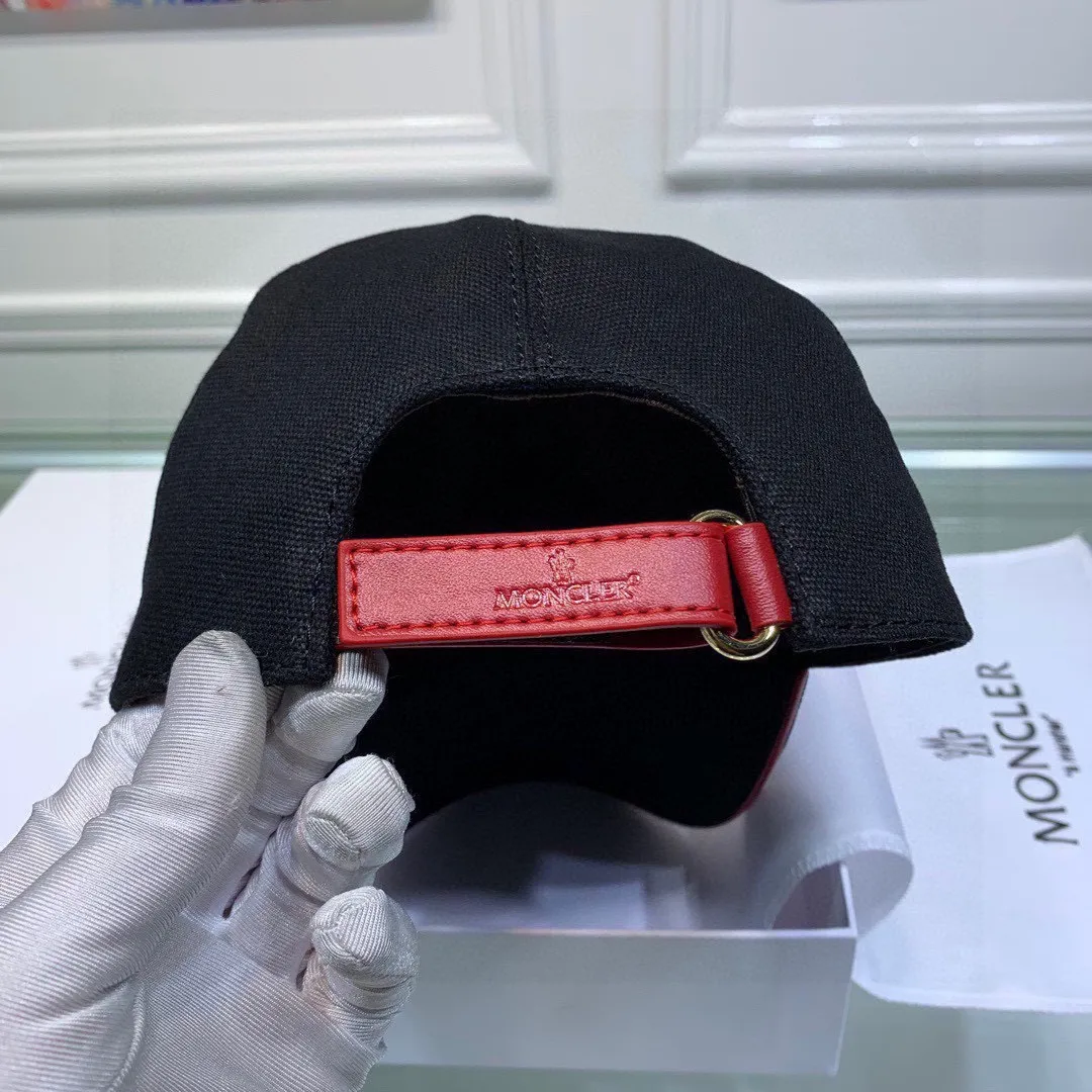 🉐100 Moncler classic original baseball cap, classic and popular style, 1:1 mold opening and customization at the counter, original canvas fabric + first layer of cowhide, pure cotton lining, light and breathable! The quality is great, the basic head circumference is 56cm, and the patch is adjustable.