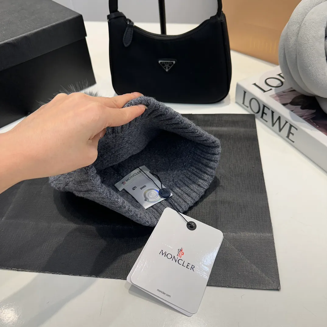 P80 Moncler👒high-end genuine exclusive style, hemp flower knitted hat, made of selected wool, skin-friendly and super soft‼ ️Paired with fox fur balls, it is very age-reducing‼ ️Complete trademark hangtags