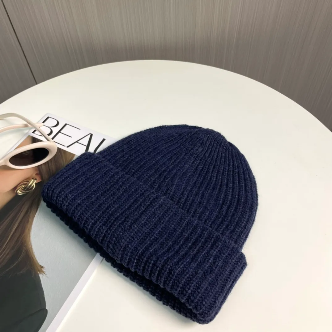 P76 Moncler 2024 early autumn and winter classic knitted hat, original replica. Very soft and skin-friendly, very elastic 💓 Textured and very versatile style ~ Warm cashmere woolen hat, one size fits all and elastic ~ Unisex, can be worn by any head circumference. Super quality, highly recommended