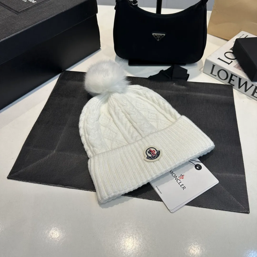 P90 high version Moncler Moncler 💥 Official website classic knitted hat, replica of the original. Very soft and skin-friendly, very elastic 💓 Textured and very versatile style ~ Warm cashmere woolen hat, one size fits all and elastic ~ Unisex, can be worn by any head size. Super quality, highly recommended