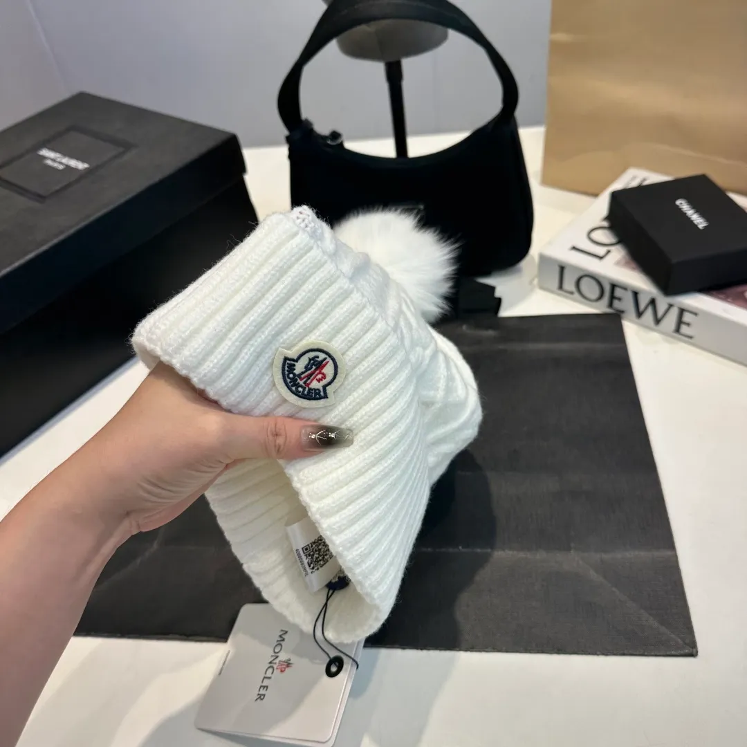 P90 high version Moncler Moncler 💥 Official website classic knitted hat, replica of the original. Very soft and skin-friendly, very elastic 💓 Textured and very versatile style ~ Warm cashmere woolen hat, one size fits all and elastic ~ Unisex, can be worn by any head size. Super quality, highly recommended