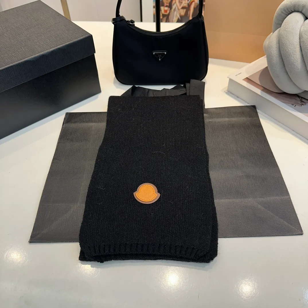 P110 Moncler wool knitted three-piece set, gloves + hat + scarf set ❄️ Wool knitted, super cute with cashmere scarf, a must-have for autumn and winter