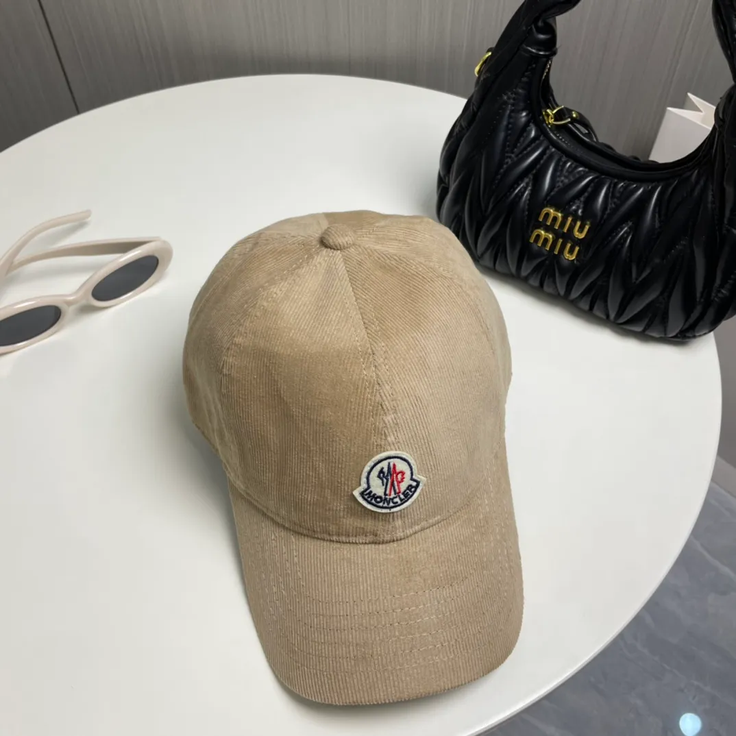 P70 Moncler Mouth Mouth New Autumn and Winter Corduroy Baseball Cap, full of texture. This year’s corduroy hat is really yyds ~