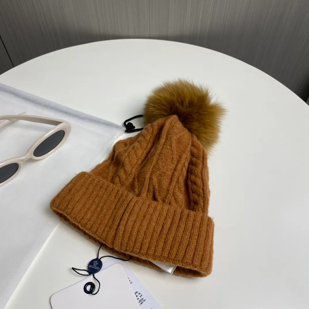 P90 with dust bag Moncler👒Classic original single-mouthed knitted wool hat, made of selected wool fabrics with ultra-high wool content‼ ️It feels super soft and has excellent elasticity. The rabbit fur ball is high-end, age-reducing and super warm!