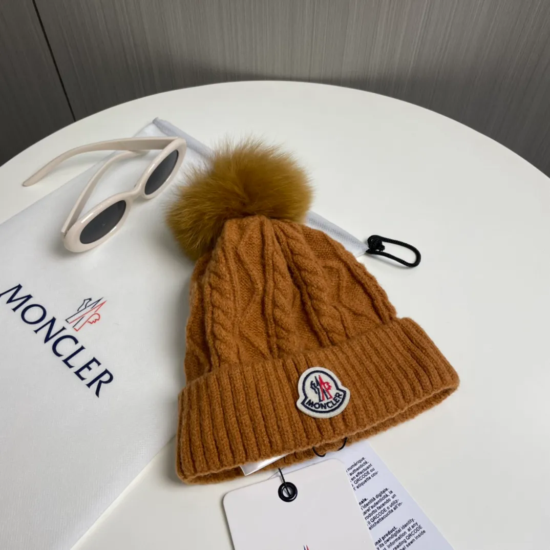 P90 with dust bag Moncler👒Classic original single-mouthed knitted wool hat, made of selected wool fabrics with ultra-high wool content‼ ️It feels super soft and has excellent elasticity. The rabbit fur ball is high-end, age-reducing and super warm!