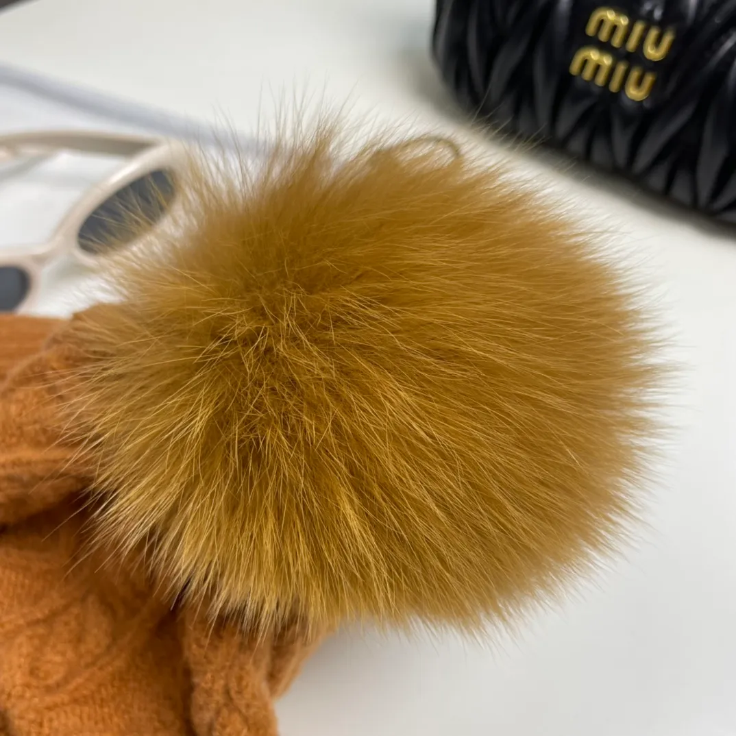 P90 with dust bag Moncler👒Classic original single-mouthed knitted wool hat, made of selected wool fabrics with ultra-high wool content‼ ️It feels super soft and has excellent elasticity. The rabbit fur ball is high-end, age-reducing and super warm!